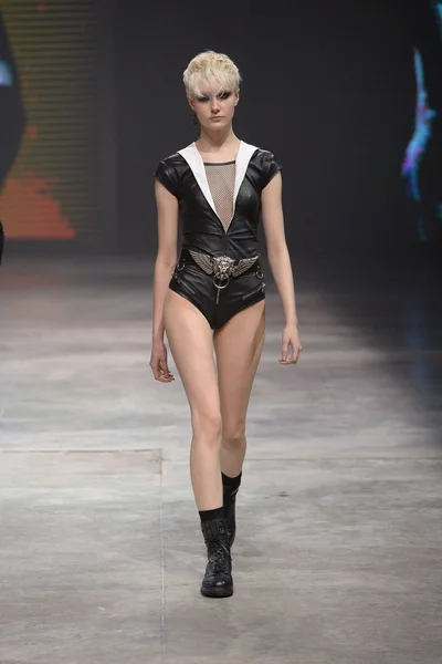 Look 16